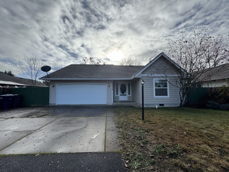 25212 Hunter Rd in Veneta, OR - Building Photo