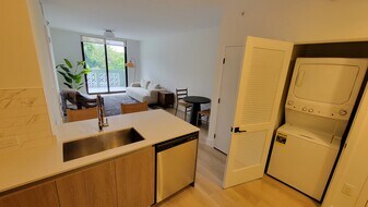 2533 NE 183rd St, Unit A1 in North Miami Beach, FL - Building Photo