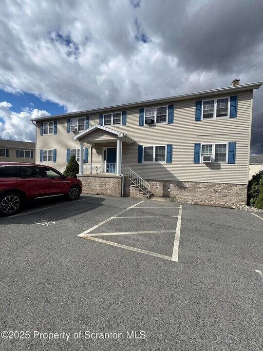 130-130 Mortimer St in Dunmore, PA - Building Photo