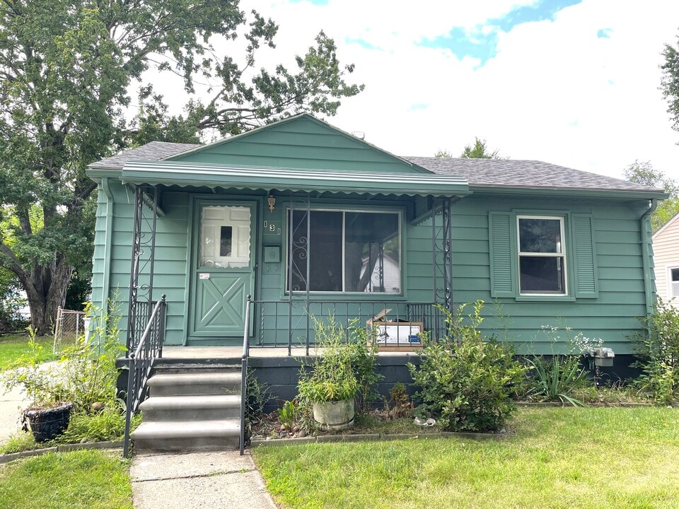 131 W Evelyn Ave in Hazel Park, MI - Building Photo
