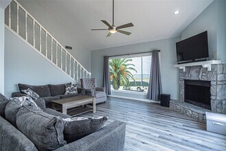 301 Commander Dr in Tiki Island, TX - Building Photo - Building Photo