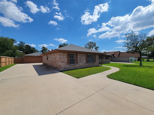 property at 2115 Forest Oaks Dr