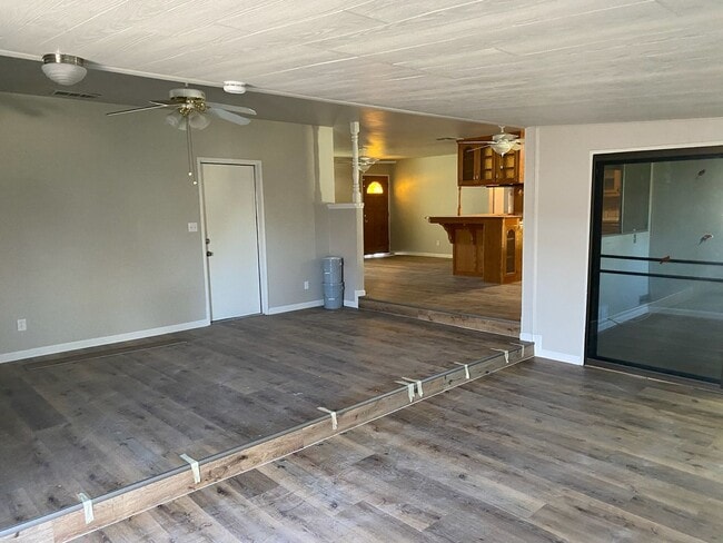 2725 N Canary Dr in Visalia, CA - Foto de edificio - Building Photo