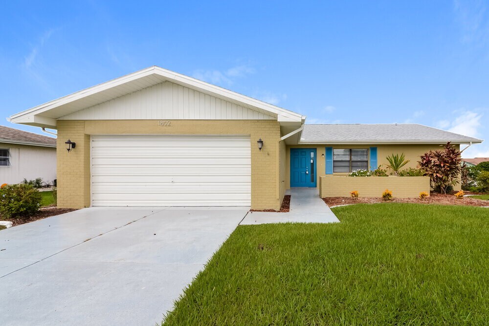 1802 Fort Duquesna Dr in Sun City Center, FL - Building Photo