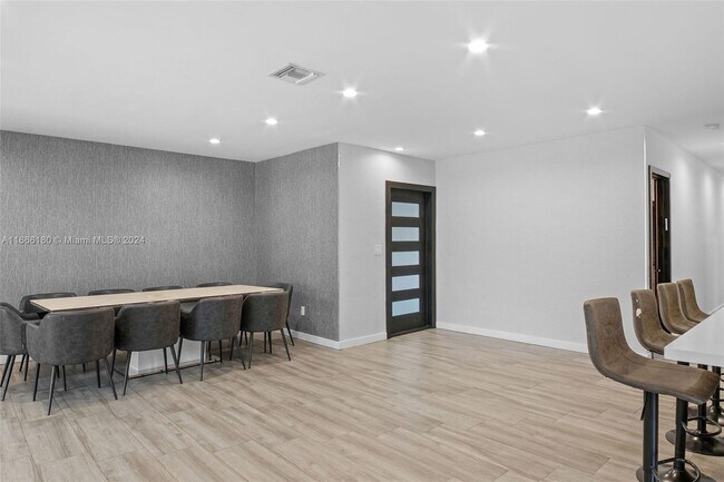 1555 Daytonia Rd in Miami Beach, FL - Foto de edificio - Building Photo