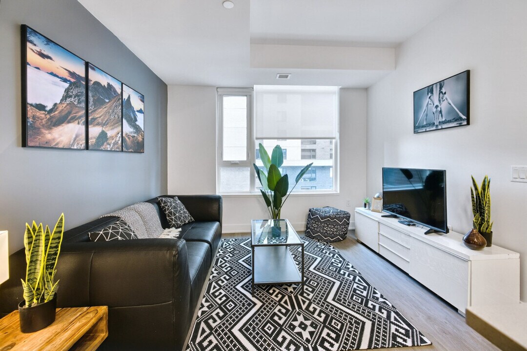 90 Champagne Ave S in Ottawa, ON - Building Photo
