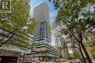 161 Roehampton Ave in Toronto, ON - Building Photo