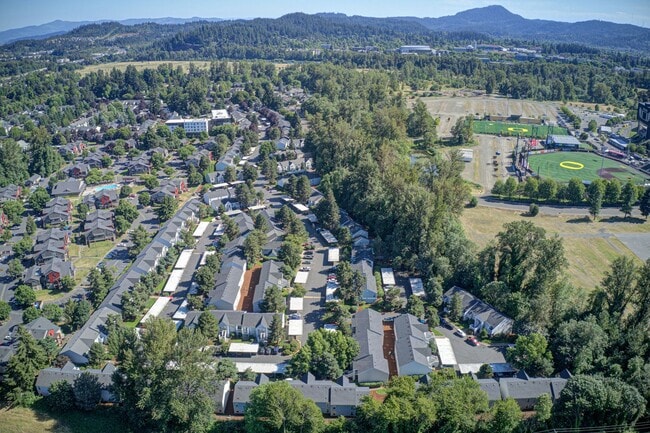 PARKGROVE APARTMENTS in Eugene, OR - Building Photo - Building Photo