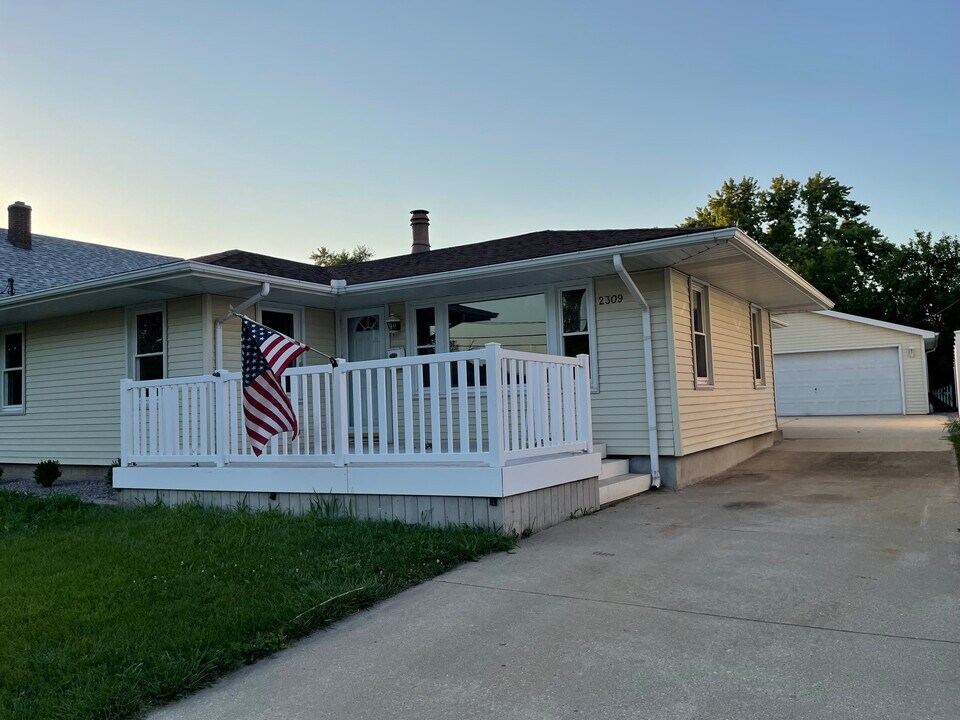 2309 8th St in Peru, IL - Building Photo