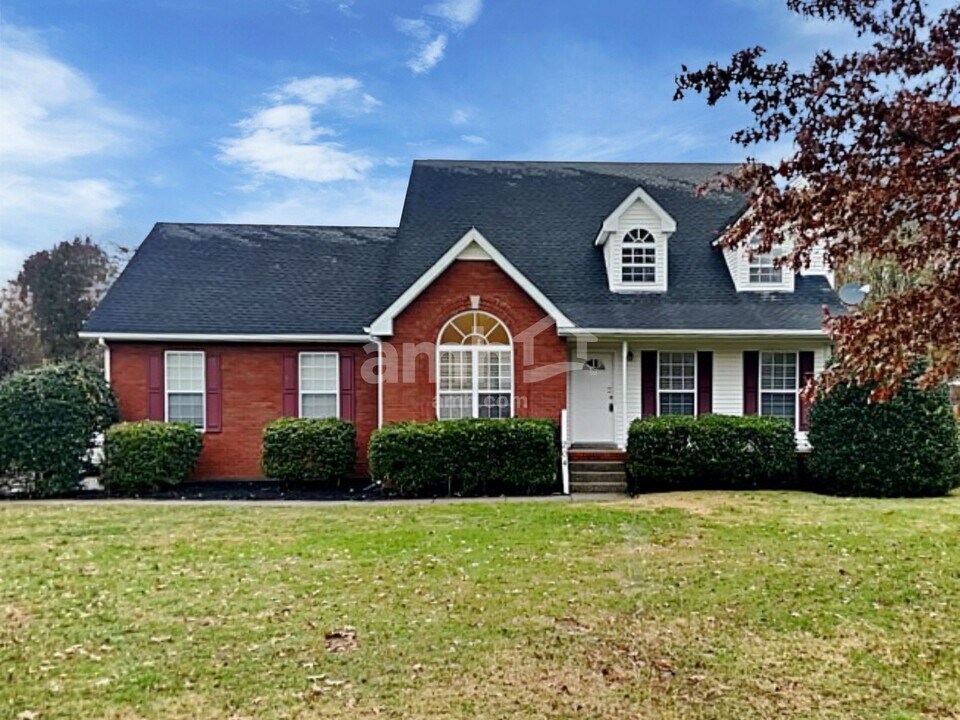 204 Creekwood Dr in White House, TN - Building Photo