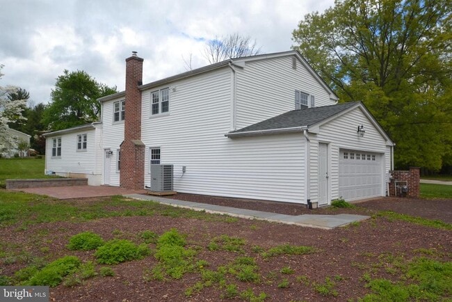 1436 E Lamplighter Ln in North Wales, PA - Building Photo - Building Photo