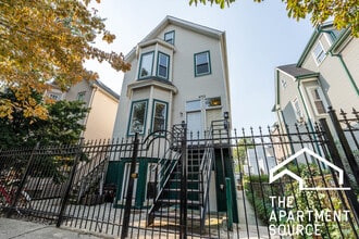 2112 N Campbell Ave, Unit G in Chicago, IL - Building Photo - Building Photo