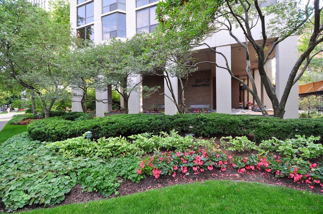 property at 2650 N Lakeview Ave