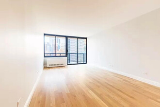 315 W 48th St, Unit F in New York, NY - Building Photo - Building Photo