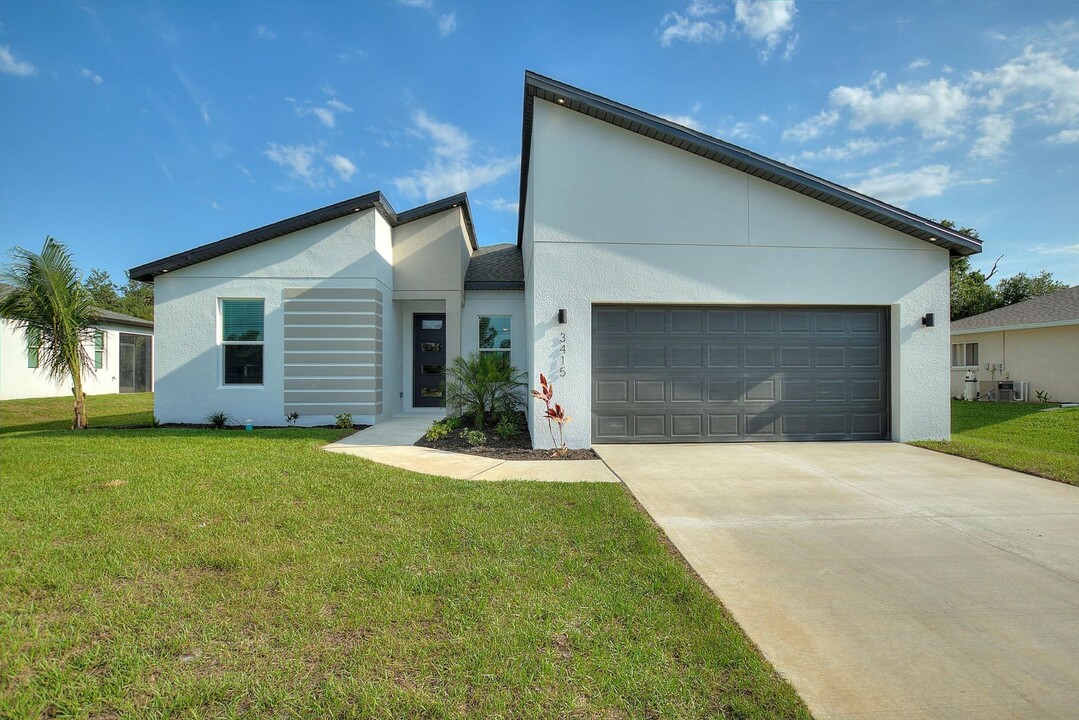 5652 Bannock Cir in North Port, FL - Building Photo