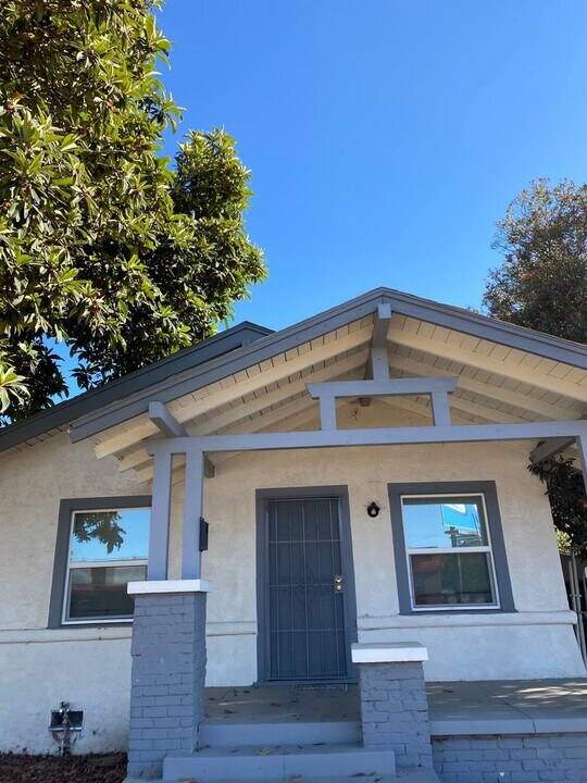 115 E Olive Ave in Fresno, CA - Building Photo