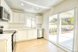 13064 Calle De Las Rosas in San Diego, CA - Building Photo - Building Photo