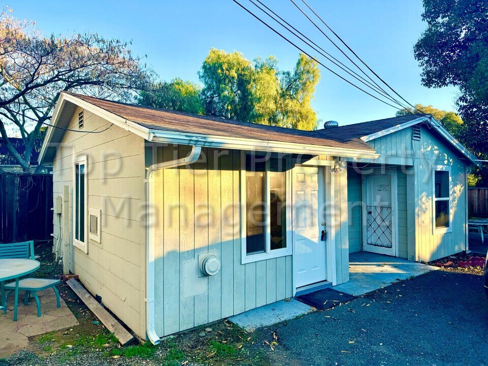 1884 N 5th St in Concord, CA - Foto de edificio