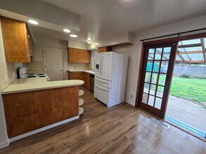 11824 NE Stanton St in Portland, OR - Building Photo - Building Photo