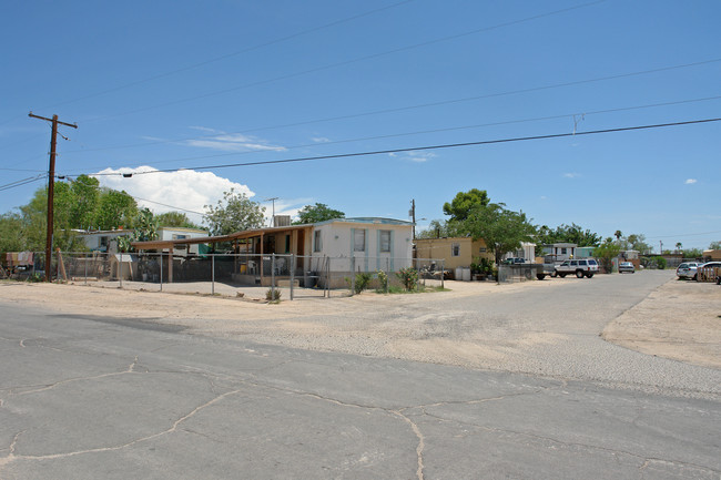 1050 E Mossman Rd in Tucson, AZ - Building Photo - Building Photo