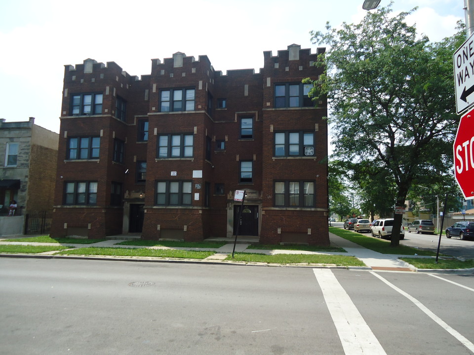 5261 W Congress Pkwy in Chicago, IL - Building Photo