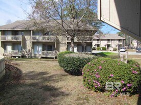 1050 Sea Cliff Dr N in Daphne, AL - Building Photo