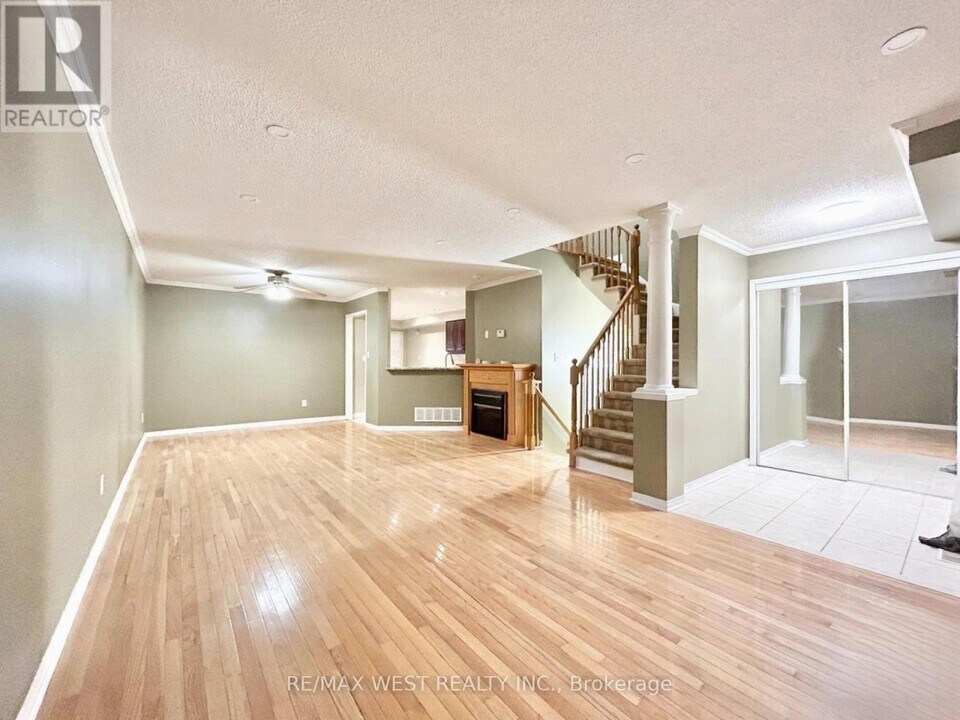 66 Manley Ln in Milton, ON - Building Photo