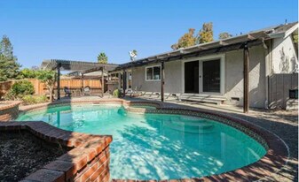 717 Navaronne Way in Concord, CA - Building Photo