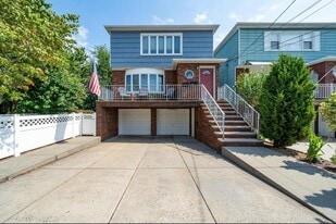 47 Country Village Ct in Bayonne, NJ - Building Photo