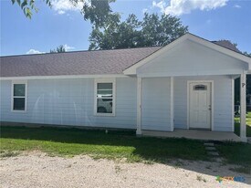 661 W Austin St in Luling, TX - Building Photo