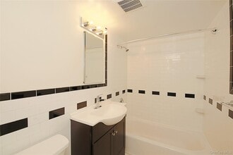 121 Vincent Ave in Lynbrook, NY - Building Photo - Building Photo