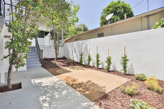 1423 El Paso Dr, Unit B in Los Angeles, CA - Foto de edificio - Building Photo