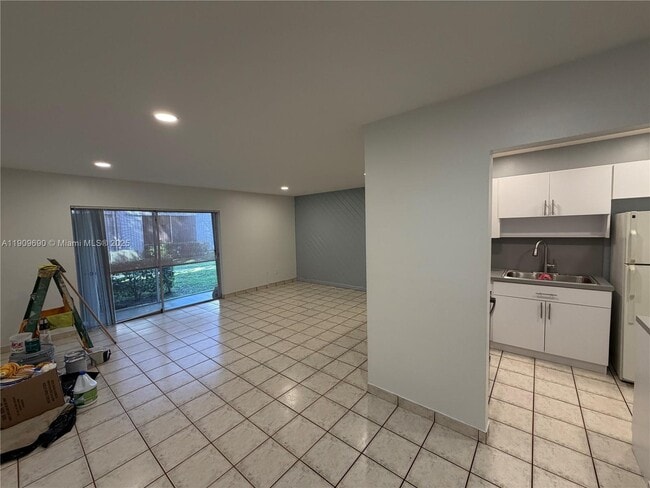 10393 N Kendall Dr in Miami, FL - Building Photo - Building Photo