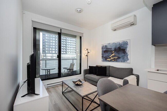 665 Rue Versailles in Montréal, QC - Building Photo - Building Photo