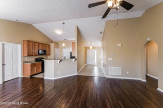 7813 Bridlewood Pl in Louisville, KY - Foto de edificio - Building Photo