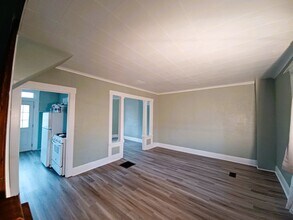 14 S 2nd St in Youngwood, PA - Foto de edificio - Building Photo