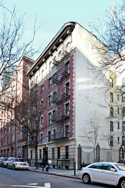 217 E 22nd St in New York, NY - Building Photo