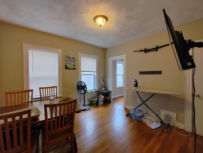 9 Medford St, Unit 2 in Medford, MA - Foto de edificio - Building Photo