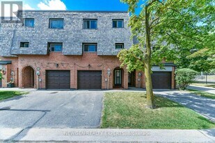 27 Briar Path in Brampton, ON - Building Photo