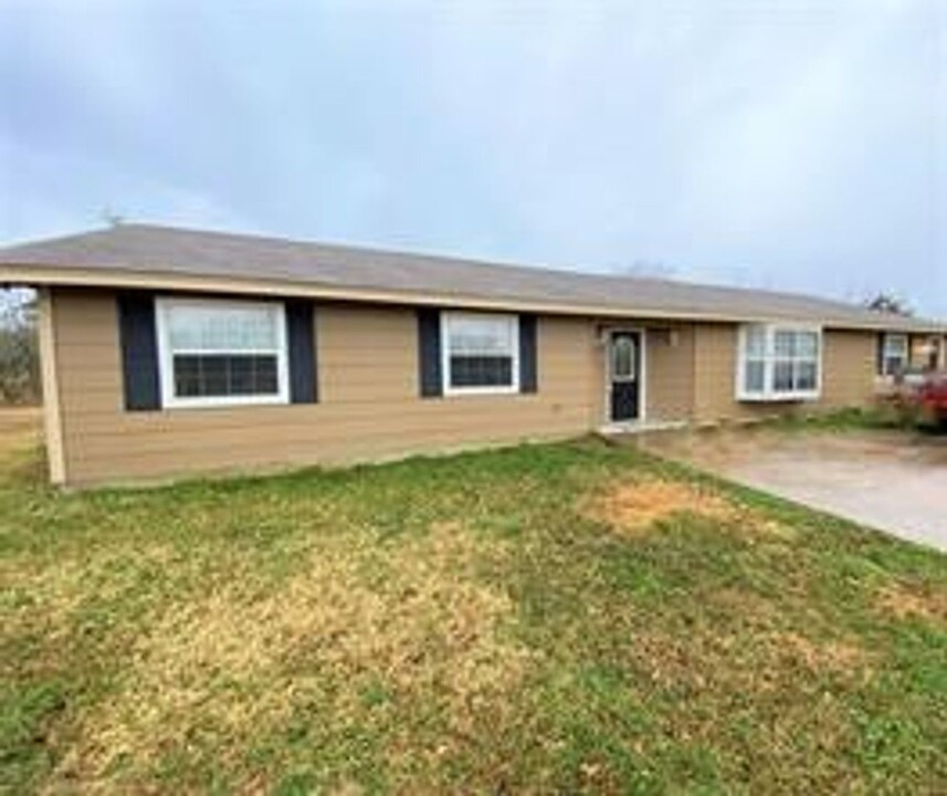 204 Honey Bee Dr in Joshua, TX - Building Photo