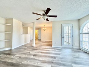 6704-G W Friendly Ave in Greensboro, NC - Building Photo - Building Photo