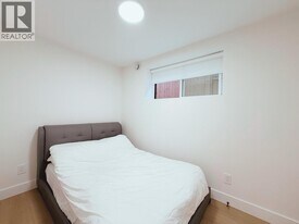 7489 17th Ave in Burnaby, BC - Building Photo