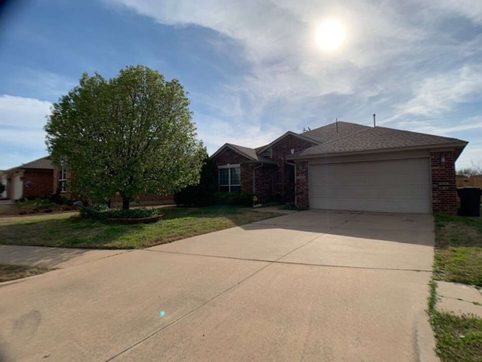 16413 Big Cypress Dr in Edmond, OK - Foto de edificio