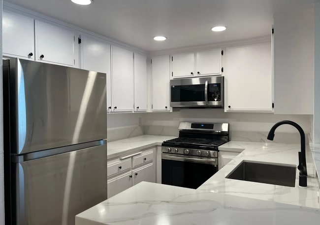 15511 Sherman Way, Unit 3 in Van Nuys, CA - Foto de edificio - Building Photo