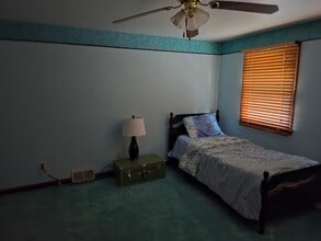 6874 Joanne Cir N in Niagara Falls, NY - Building Photo - Building Photo