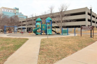 Huxley Manor East in Oklahoma City, OK - Foto de edificio - Building Photo