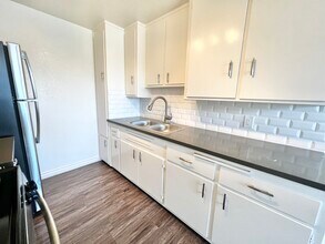 5640 S La Brea Ave in Los Angeles, CA - Building Photo - Building Photo
