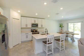 1384 Peach Crk Dr in Osteen, FL - Foto de edificio - Building Photo
