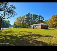 452 Nine Foot Rd in Newport, NC - Building Photo