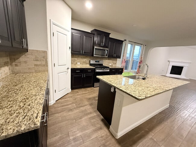 565 Lindisfarne Ln in Saginaw, TX - Building Photo - Building Photo